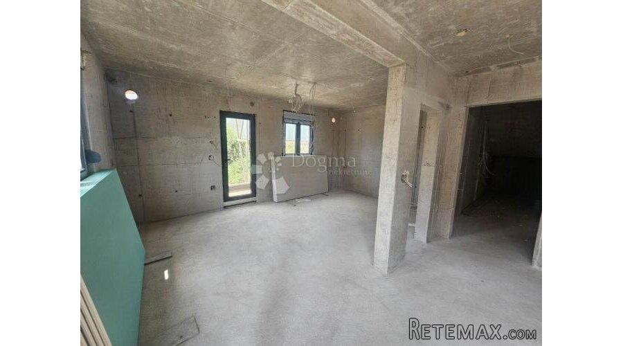 Dvosoban stan na prvom katu s vrtom u Kaštel Lukšiću!