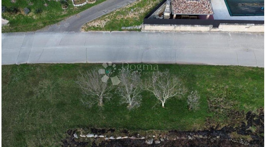 Građevinsko zemljište sa građevinskom dozvolom i plaćenim ko
