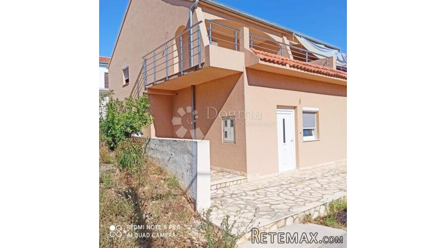 Prodaja kuće 80m od mora, 6 apartmana - 2