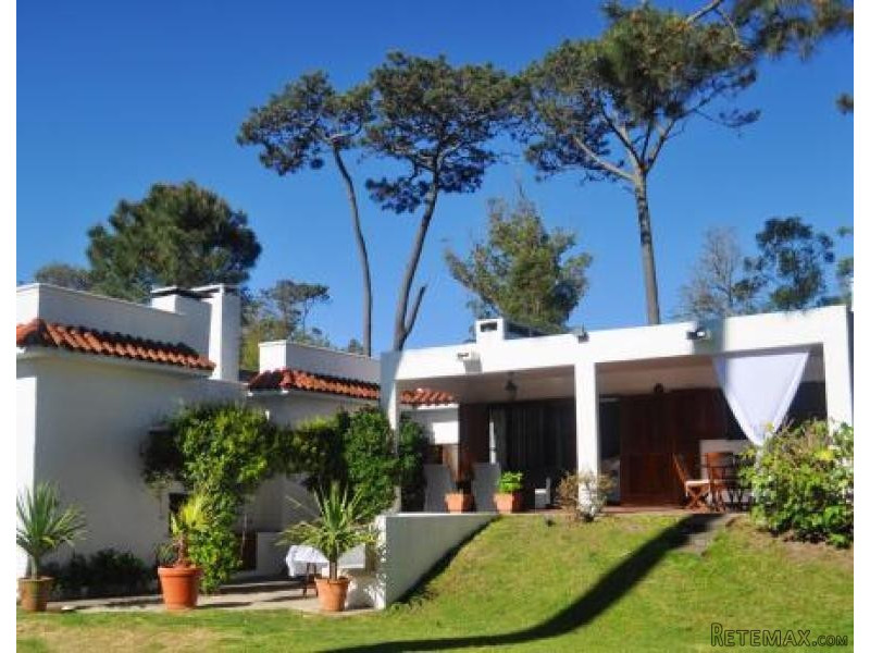 3 Bedroom House - For Rent - Pinares