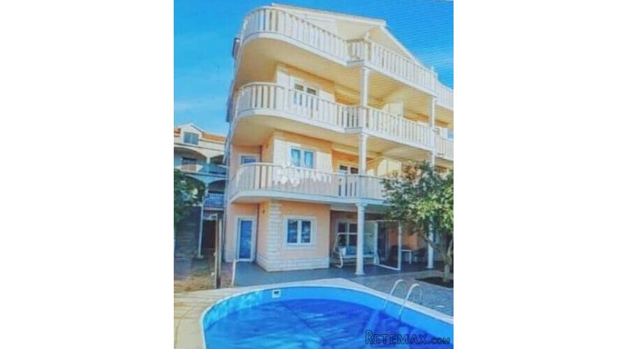 ZATOGLAV - kuća nadomak mora sa 7 apartmana i poslovnim pros