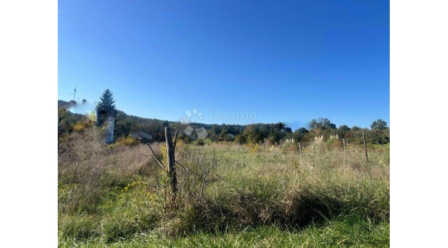 GRAĐEVINSKO ZEMLJIŠTE PRAVILNOG OBLIKA 2030 m2 - 2