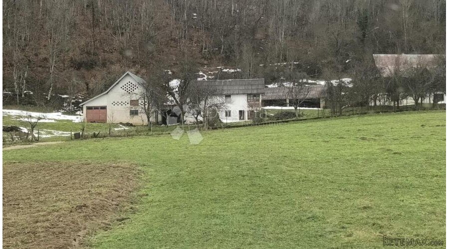 SEOSKO IMANJE SA ŠUMOM I ORANICAMA BUŽIN