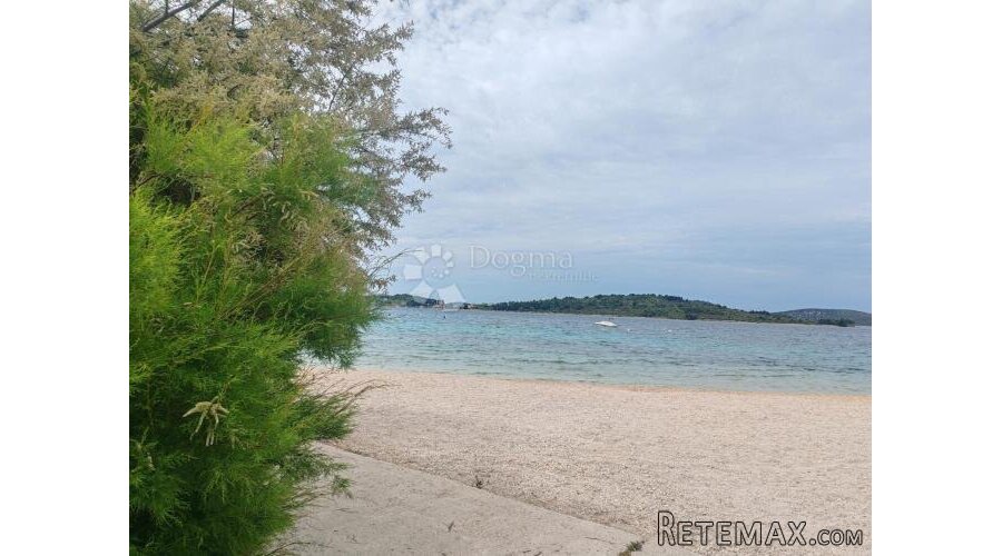 VODICE - atraktivna kuća s dva stana - 150 metara od plaže - 2