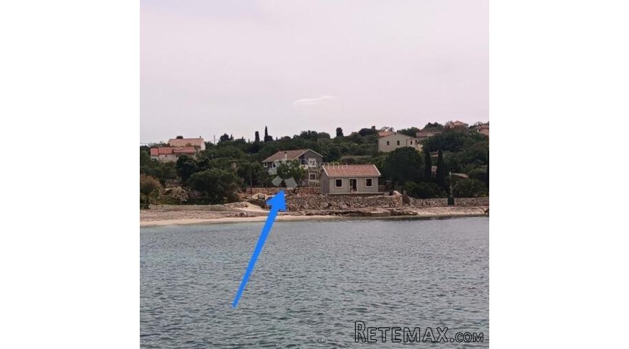 KUĆA DRVENIK DRUGI RED OD MORA