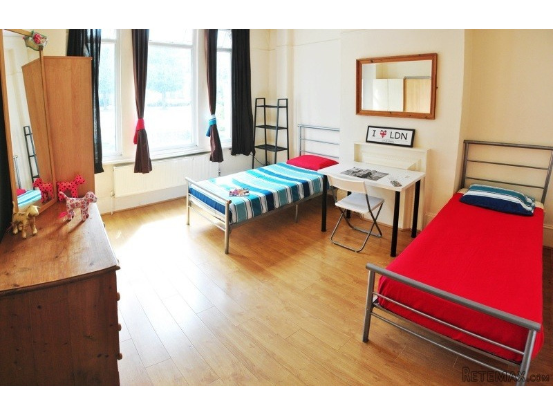 Twin with 2 single bed near Turnpike..