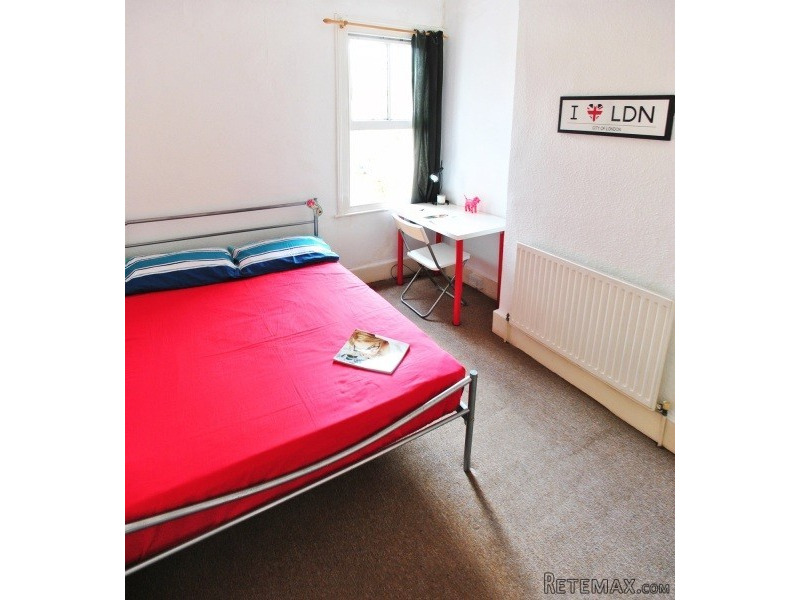 Single with double bed near Leyton..