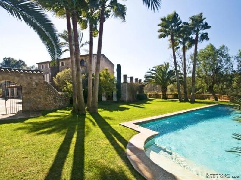 Spectacular 14th Century Country Estate..