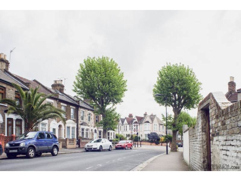 Single with double bed near Leyton.. - 2