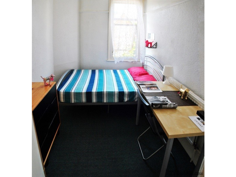 Single with double bed near Turnpike..