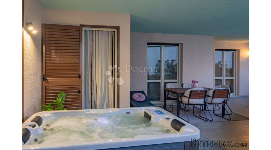 Split, Bačvice | 4-soban stan s velikom loggiom i jacuzzijem