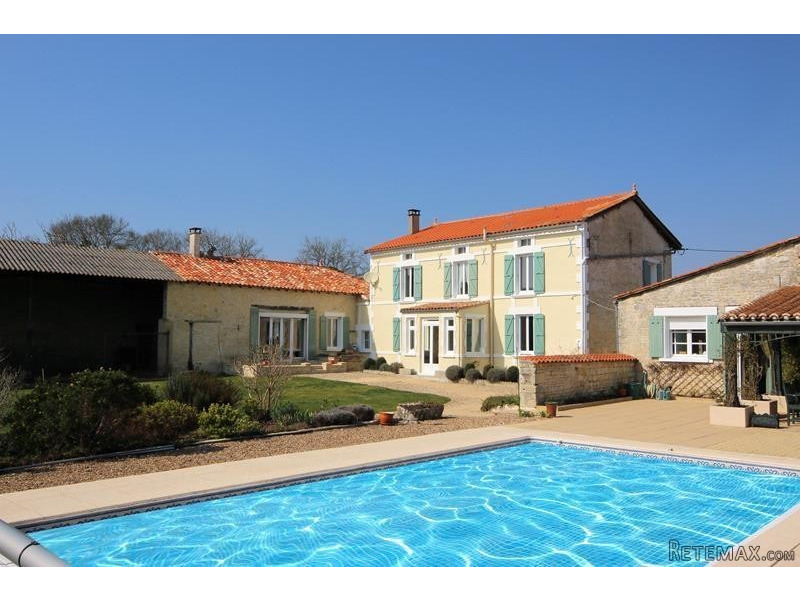 Very Spacious Charentaise With Heated..
