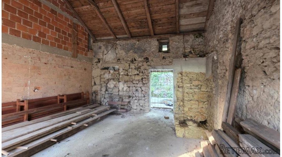 Grobnik, vezana starina s okućnicom