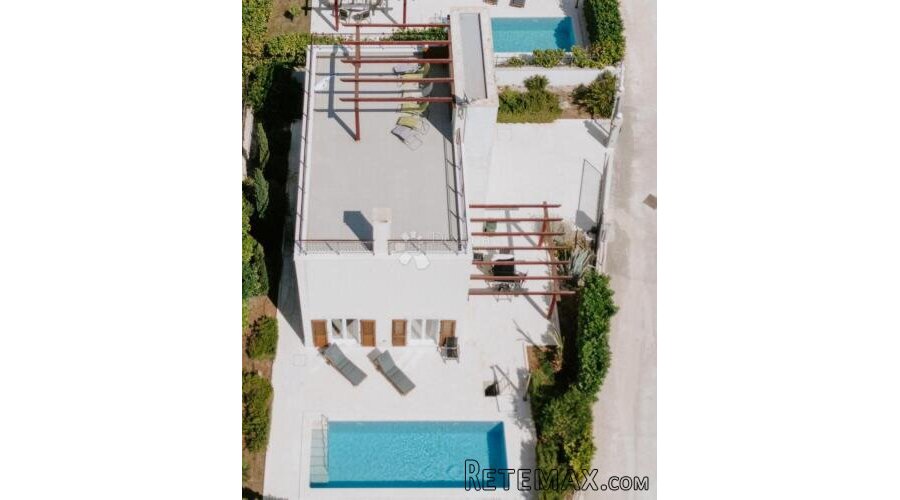 Sofisticirana Vila s bazenom i panoramskom rooftop terasom u