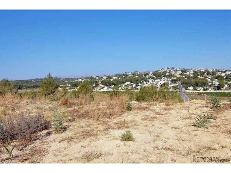 Flat plot with panoramic views close to..