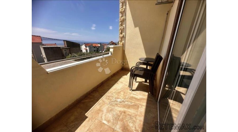 Apartmanska kuća sa zatvorenim bazenom, Nemira, Omiš
