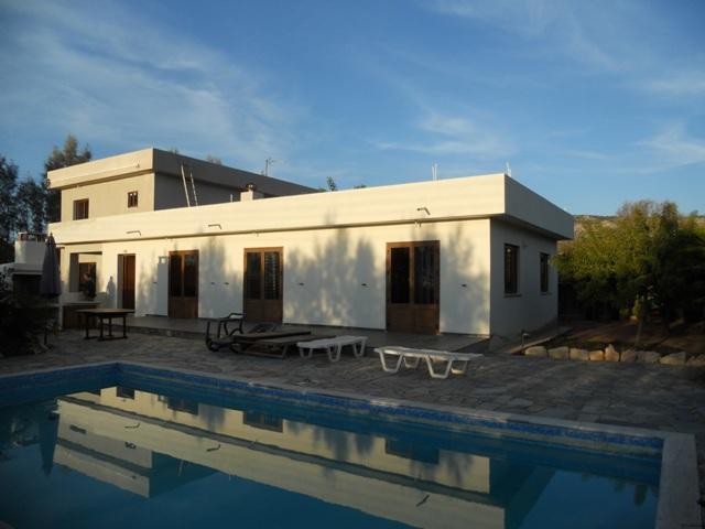 Three bedroom bungalow for rent, Sea..