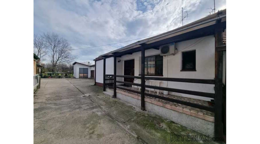 Kuca i pomocni objekti 220m2,plac 11ari