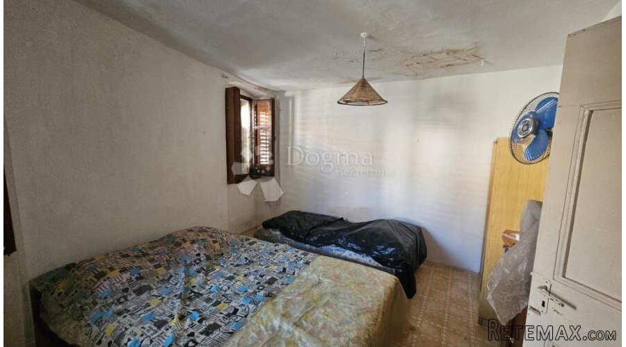 APARTMAN U CENTRU CRESA, POTREBNA ADAPTACIJA! - 2