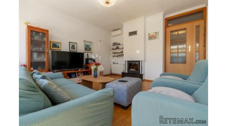 Srdoči-240m2 više parkirna mjesta,okućnice 931m2 - 2