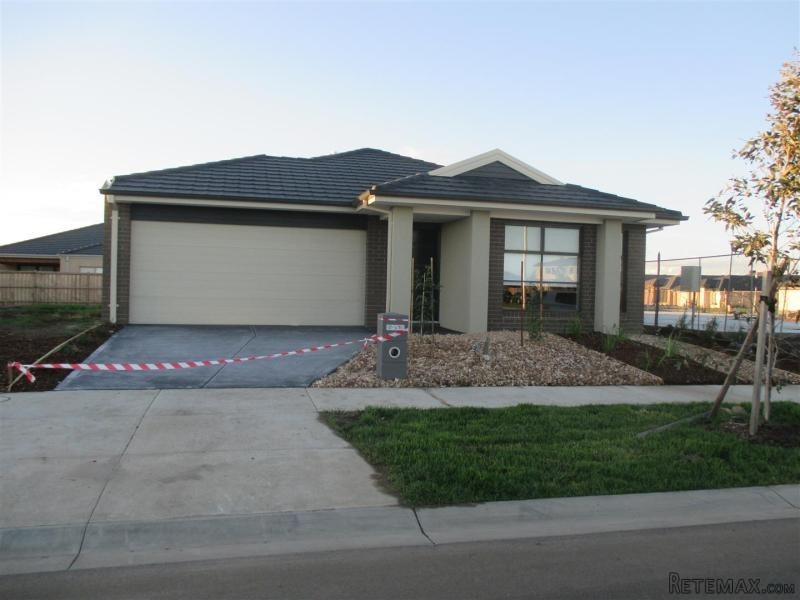NEAR NEW, SPACIOUS LIVING, GREAT ESTATE!