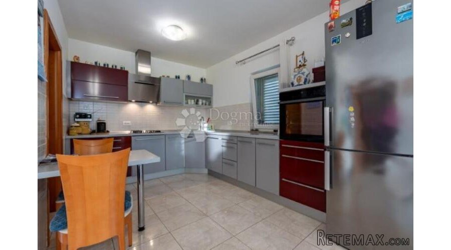 Srdoči-240m2 više parkirna mjesta,okućnice 931m2 - 3
