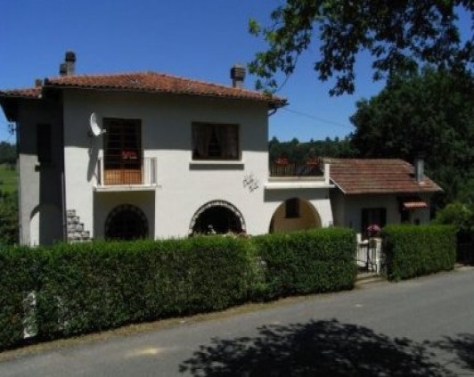 *Family house with two apartments in..
