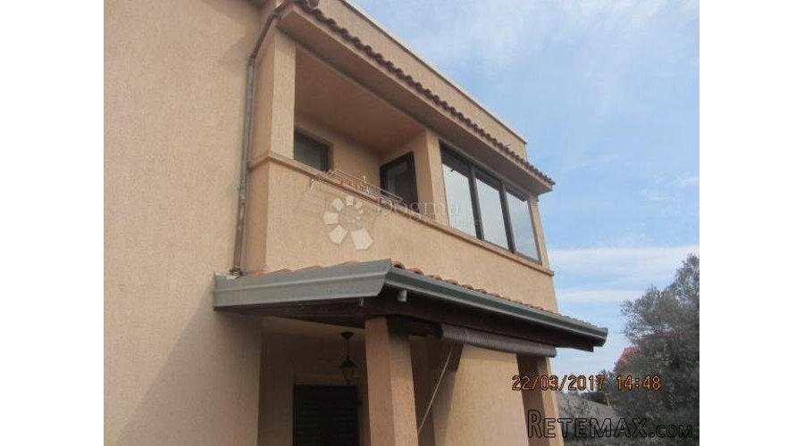 Kuća sa tri apartmana - 3