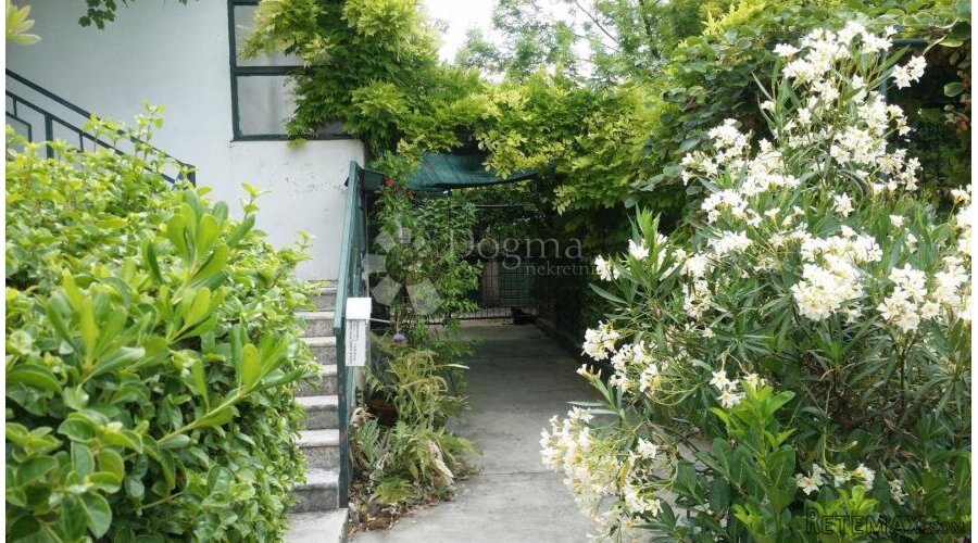 Samostojeća kuća s velikom okućnicom – Kaštel Štafilić - 2