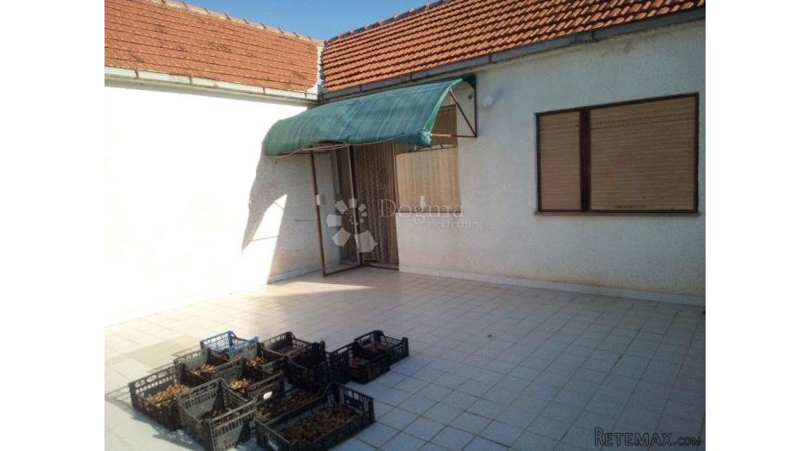 Biograd na Moru, kuća sa 3 stana - 2