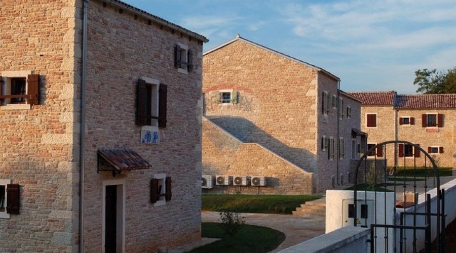 KOMPLEKS OD 4 VILE SA BAZENIMA U SRCU ISTRE - 2