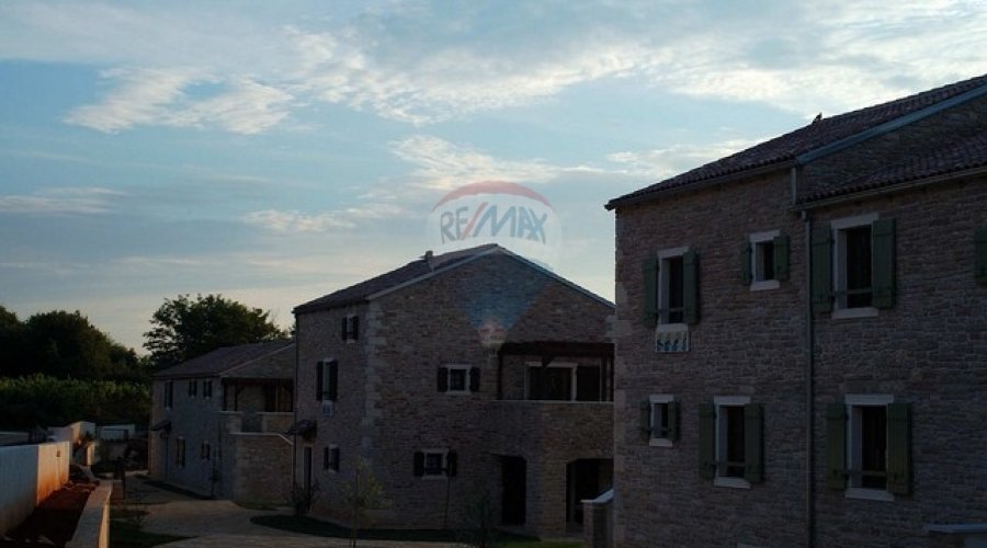 KOMPLEKS OD 4 VILE SA BAZENIMA U SRCU ISTRE - 3