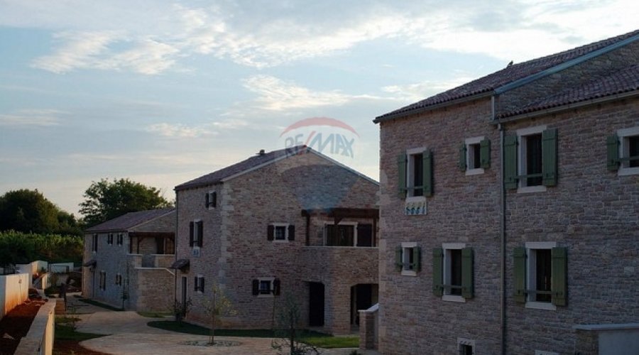 KOMPLEKS OD 4 VILE SA BAZENIMA U SRCU ISTRE - 4