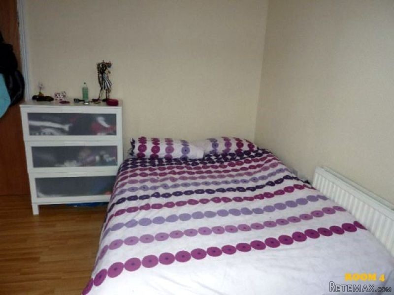 Single with double bed near Turnpike..