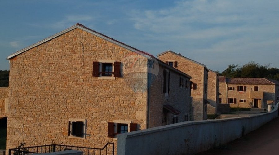 KOMPLEKS OD 4 VILE SA BAZENIMA U SRCU ISTRE - 8