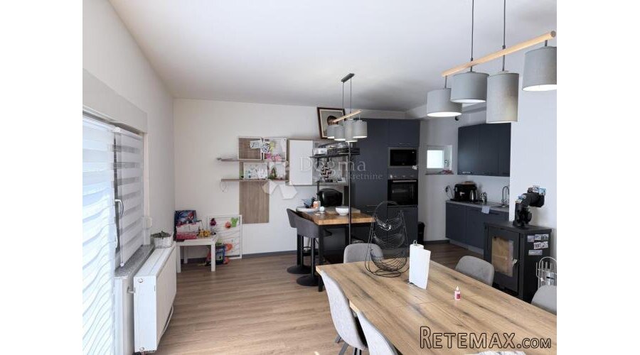 PROSTRANA OBITELJSKA KUĆA U PETRINJI - 230m² - 3
