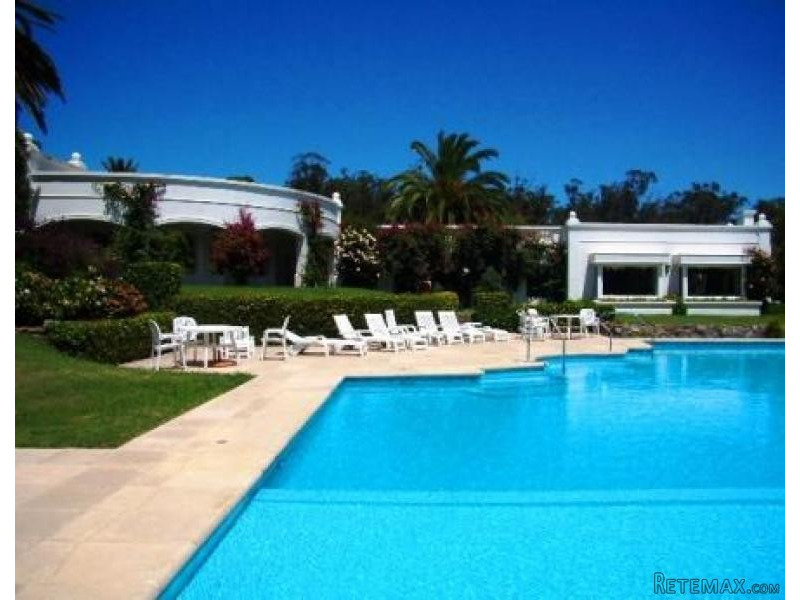 6 Bedroom House - For Rent - Golf - 2