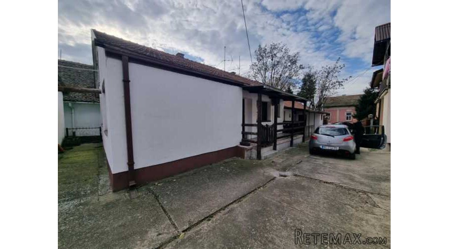 Kuca i pomocni objekti 220m2,plac 11ari - 12
