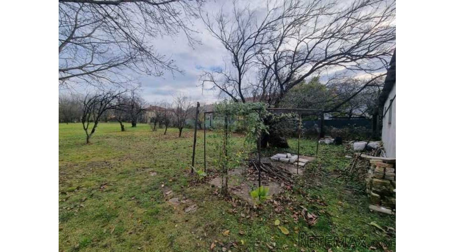 Kuca i pomocni objekti 220m2,plac 11ari - 14