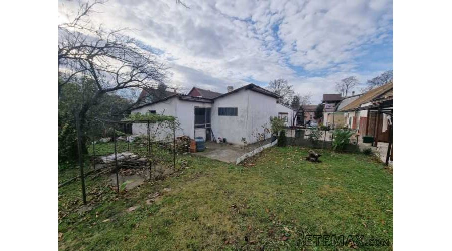 Kuca i pomocni objekti 220m2,plac 11ari - 15