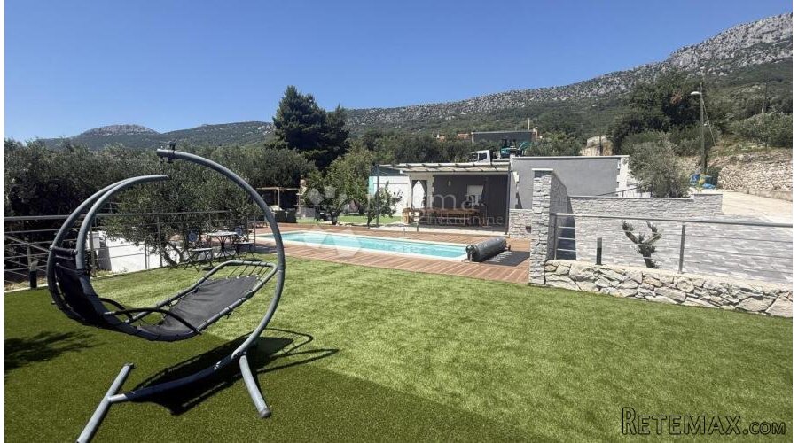 KAŠTELA - Vila s bazenom i panoramskim pogledom na more