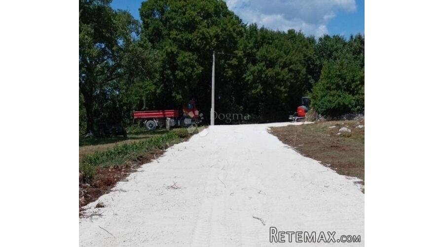 KANFANAR Parcelizirano građevinsko zemljište + pristupni put