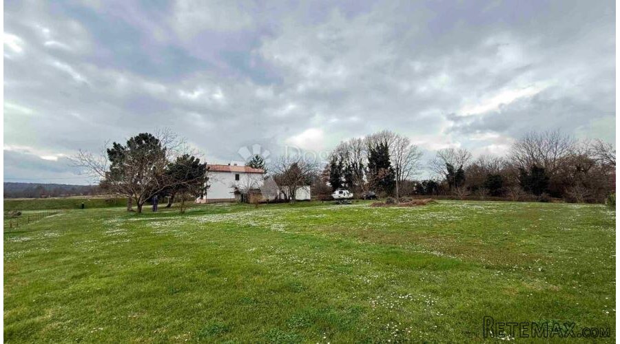 Kuća s dva stana i građevinskom okućnicom 4740m2 u okolici L