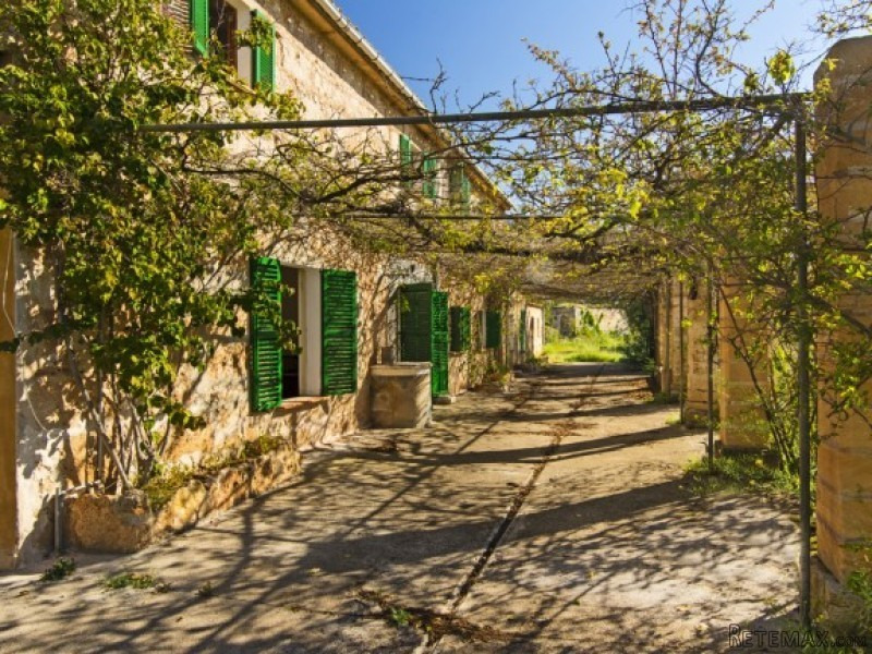 Unique Country Estate Inside The Golf..