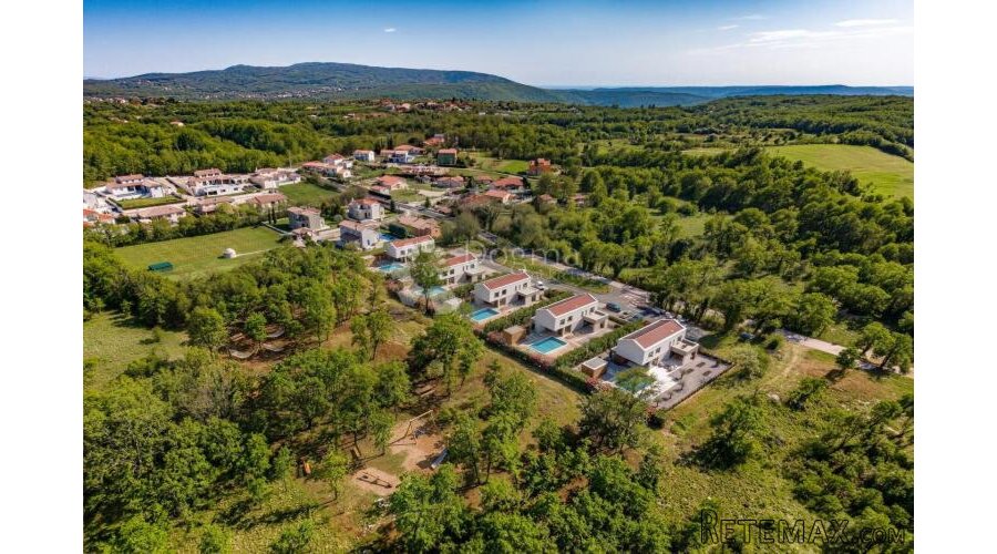 VILLA SA BAZENOM I PROSTRANOM OKUĆNICOM!