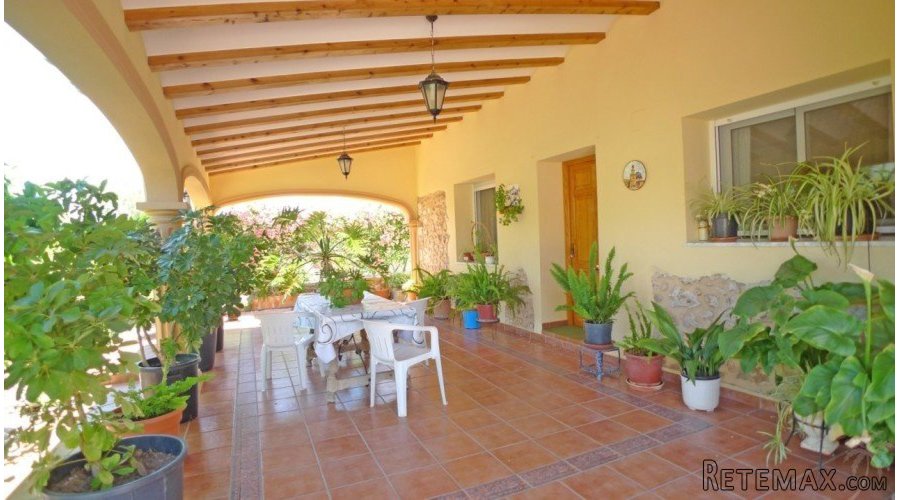 Set on a large flat plot there are 2 villas, the first at.. - 2