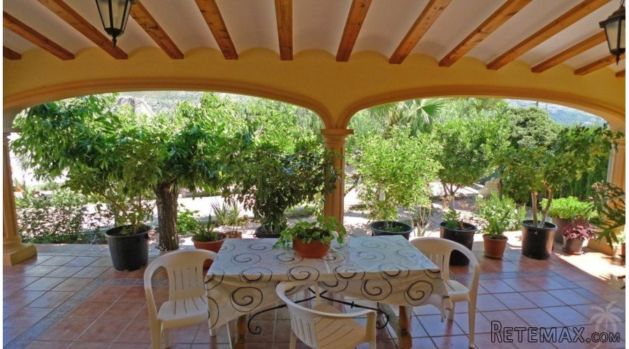 Set on a large flat plot there are 2 villas, the first at.. - 3