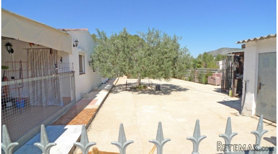 Set on a large flat plot there are 2 villas, the first at.. - 4