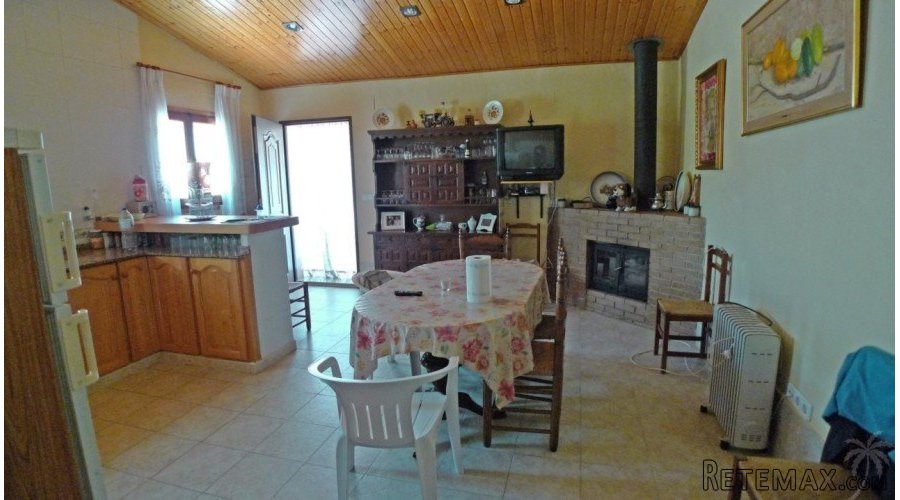 Set on a large flat plot there are 2 villas, the first at.. - 7