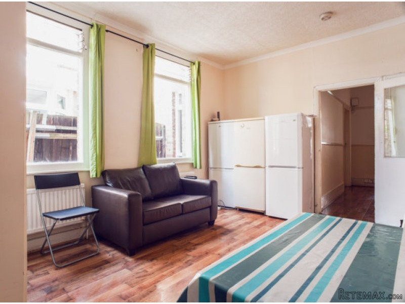 Single with double bed near Turnpike.. - 2